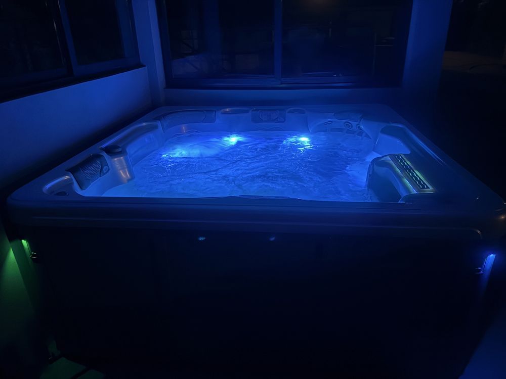 Jacuzzi Artesian Island Spa
