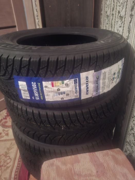 Продам резину зимнюю новая липучка