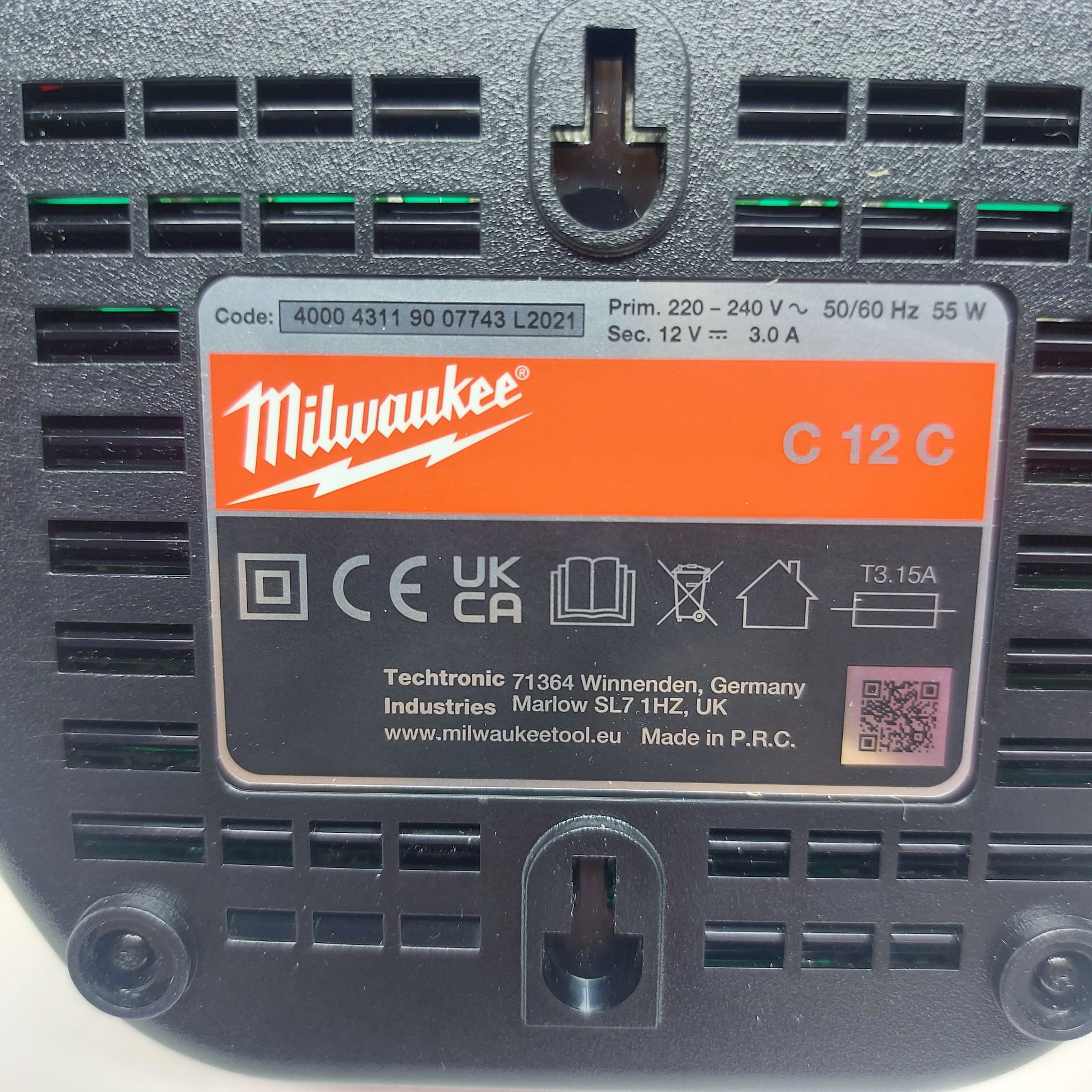 Зарядно устройство Milwaukee C12 C