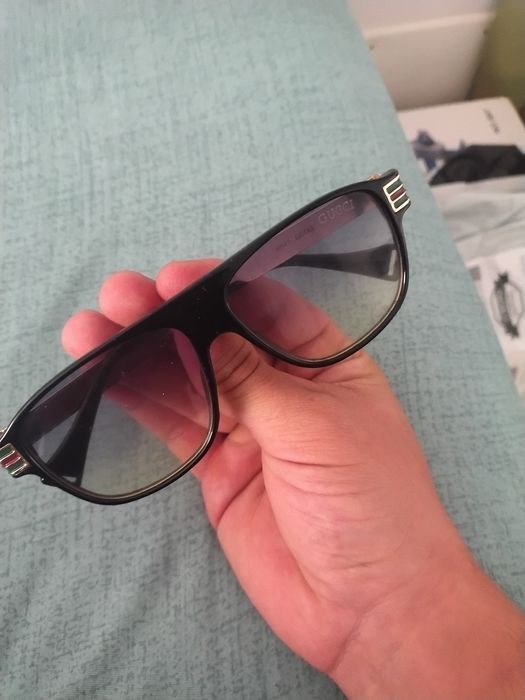 Ochelari de soare unisex cu ramă metalică aurie și detalii colorate.