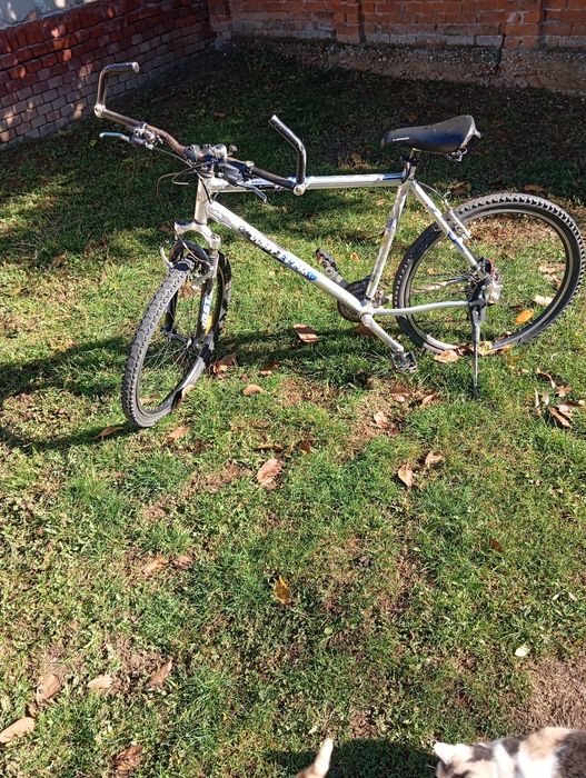 Bicicletă cu cauciucuri de câmp