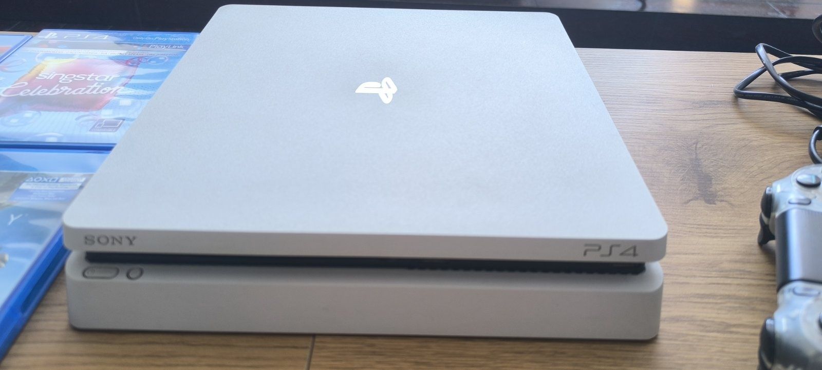 PS4 Slim 500GB бял с 2 джойстика и 5 игри

PlayStation 4 Slim 500GB +