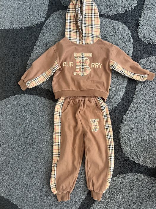 Спортивные костюмы и куртки для девочки