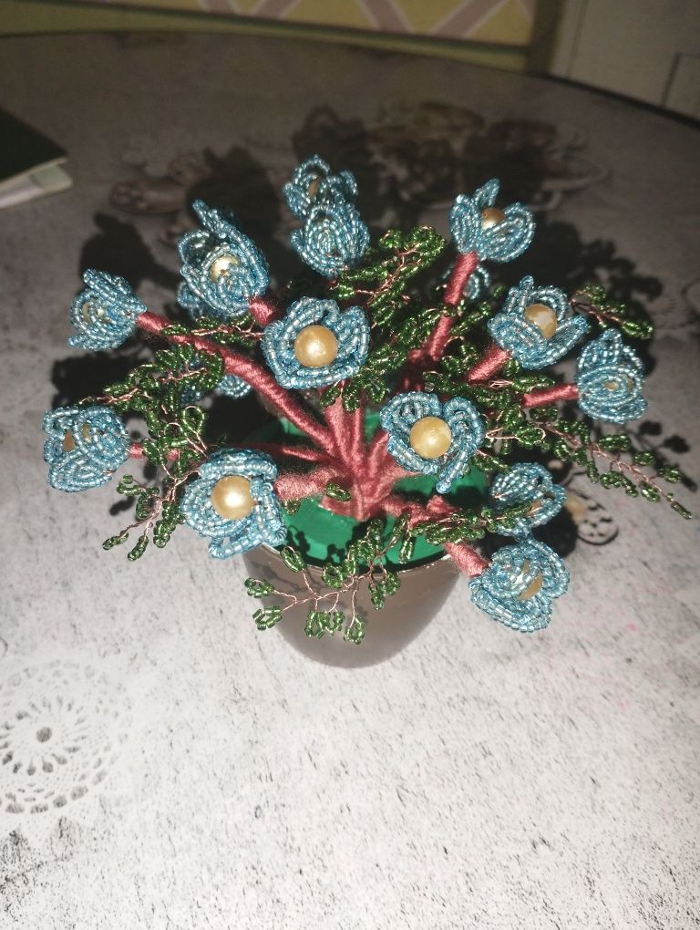 Голубые цветы из бисера