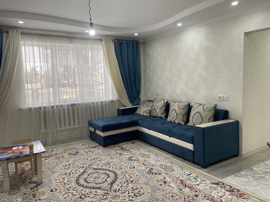 Продам диван для гостиной, стол со стульями 16 шт и кровать односпалка