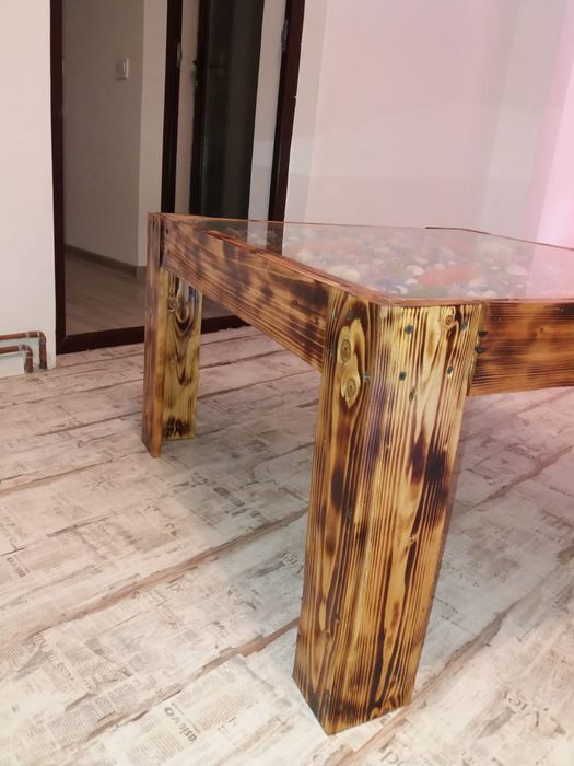 Masa cu scoici si alte ornamente marine