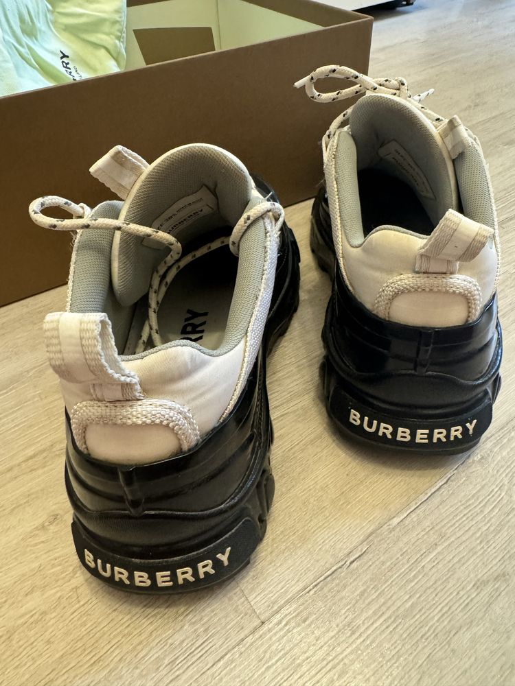 Оригинални обувки Burberry