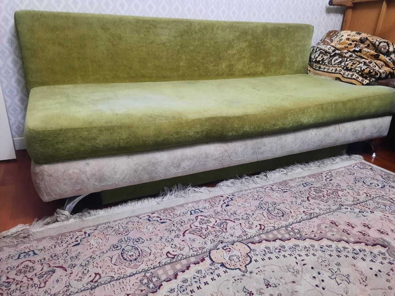 Диван  б/у  цвет ярко зеленый