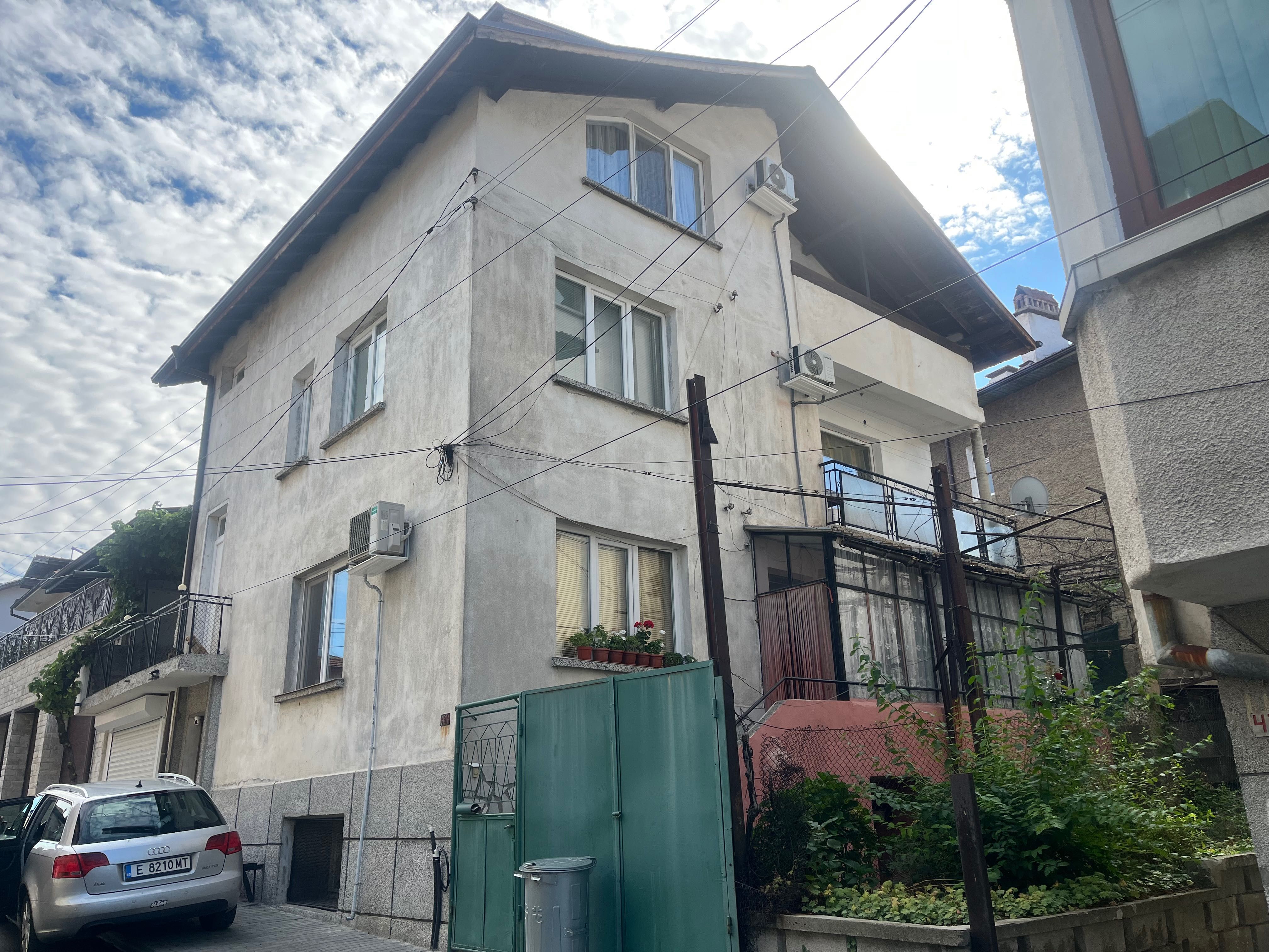 Продавам два етажа(80кв.м.) от три етажна къща с парцел от 226кв.м.