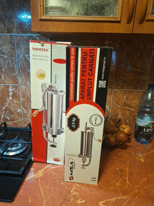 Aparat pentru umplut carnati