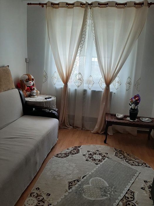 Vând apartament ...