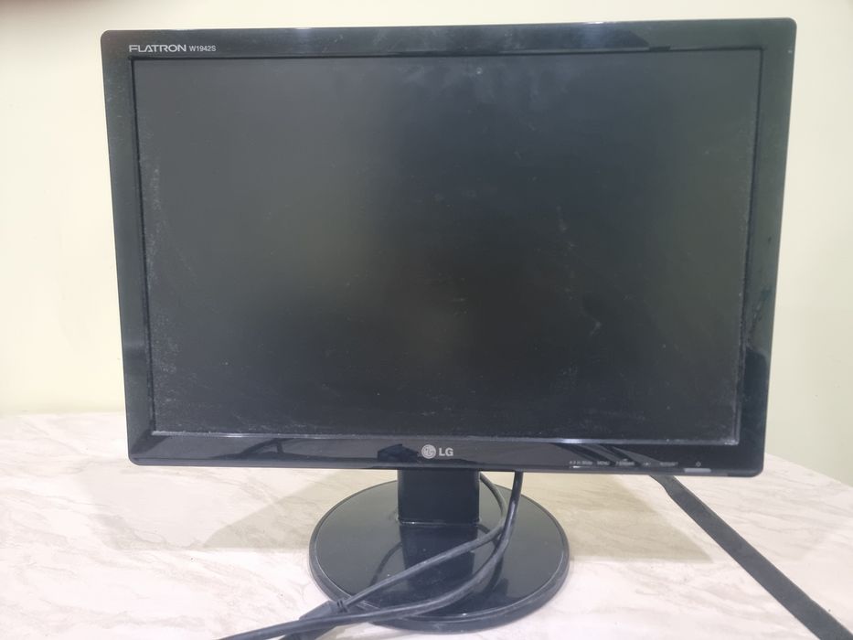 Монитор LG 19       .