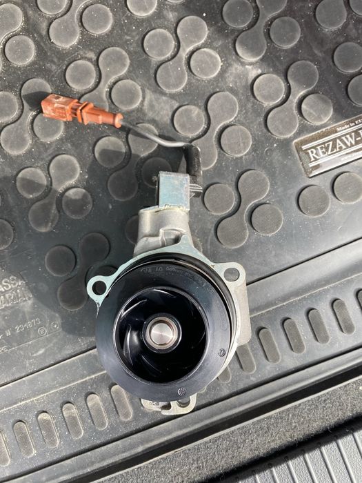 Водна помпа vw passat B8