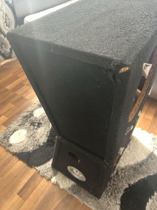 Vand 2 incinte pentru subwoofer auto.