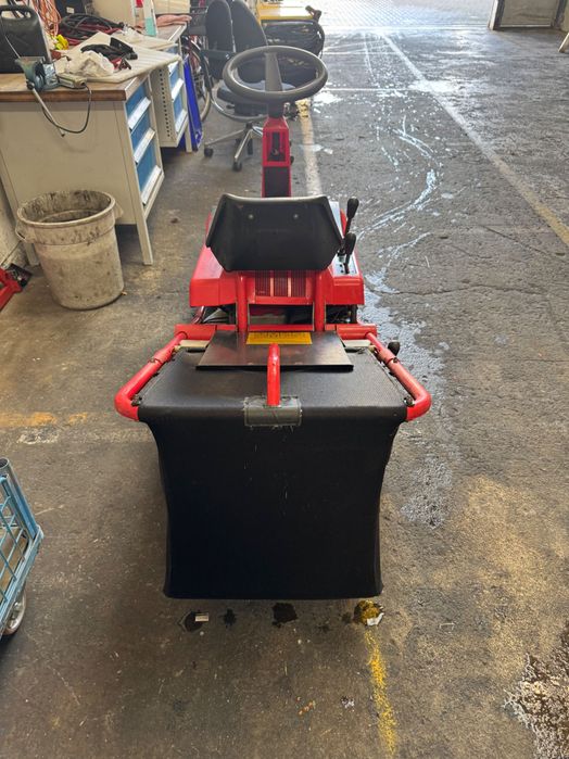 Tractoraș tuns iarba/ gazonul