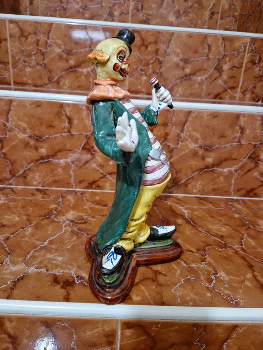Прекрасна антикварна колекционерска порцеланова испанска фигура Клоун