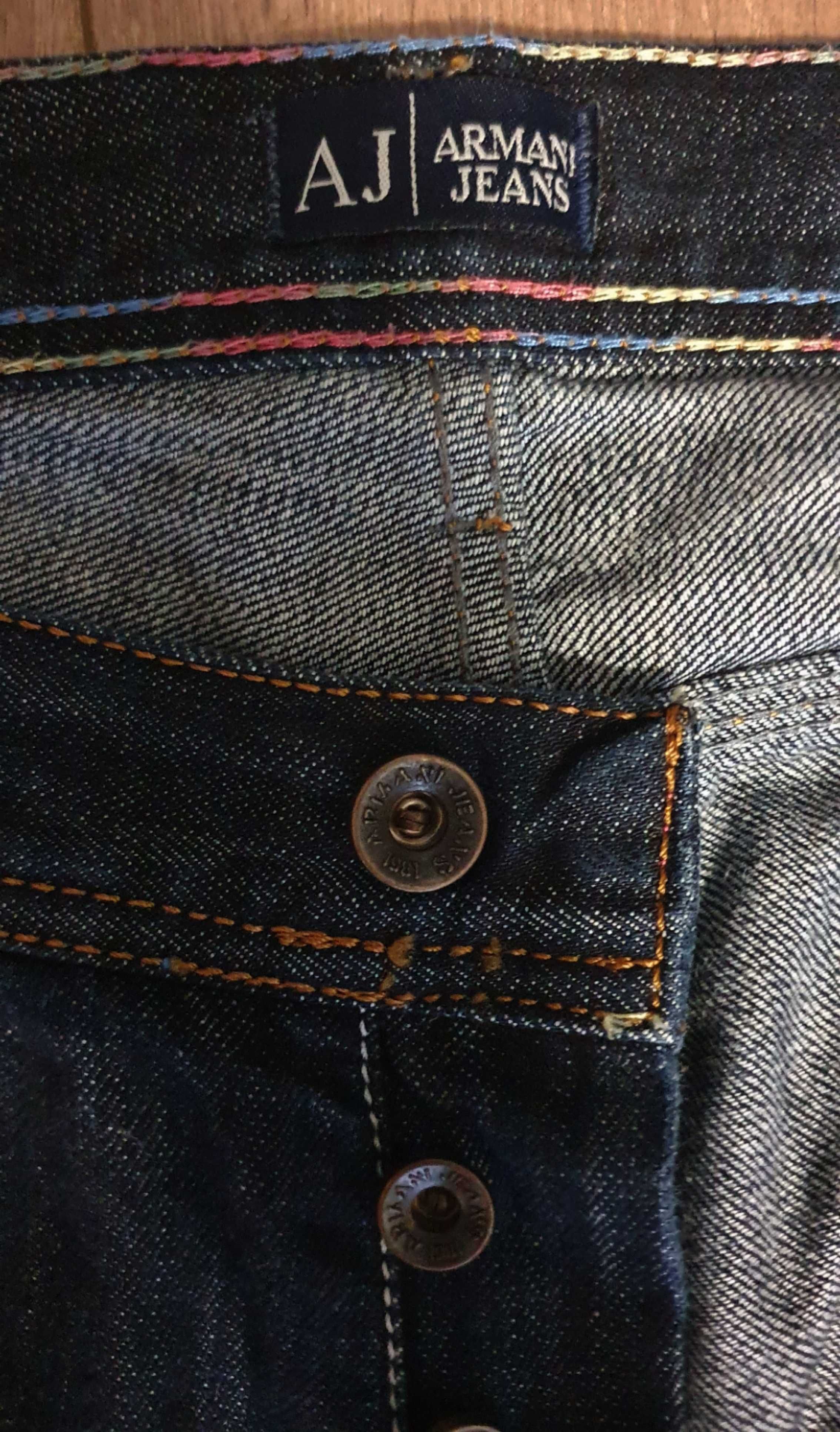 Продавам оригинални дънки Armani – тъмносини, размер 34, рядък модел