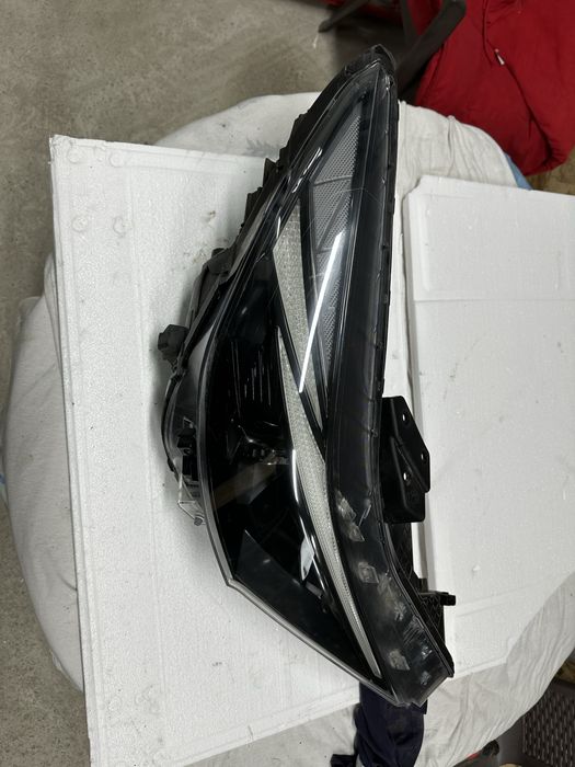 Far dreapta hyundai elantra.