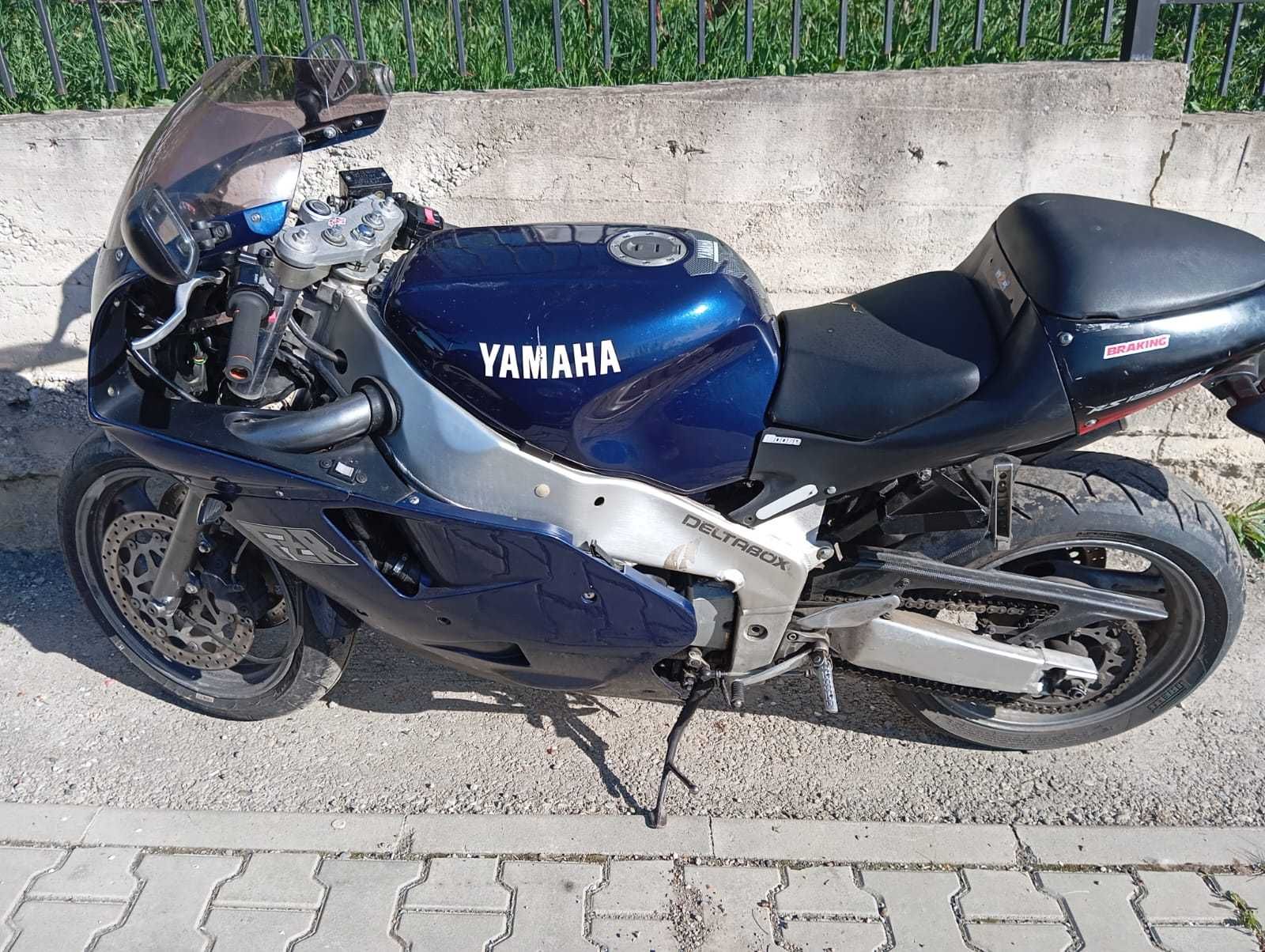 Motocicleta Yamaha FZR 1000