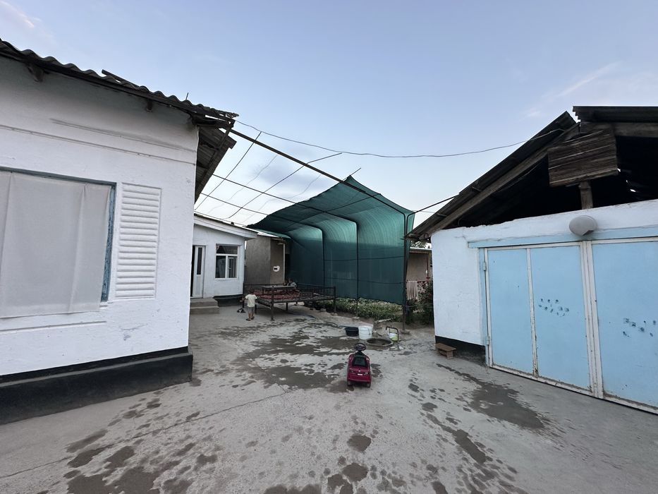 Uy sotiladi 10 sotix 7 xonali uy