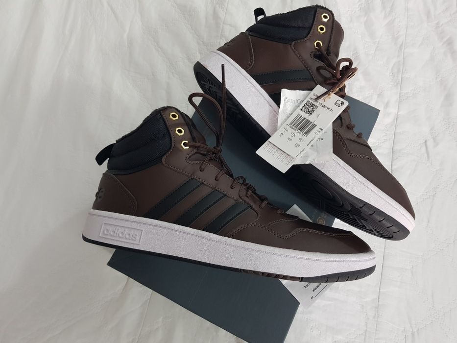 Ghete Adidas noi cu etichetă