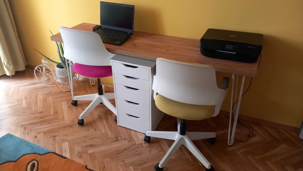 Детско бюро с метални крачета