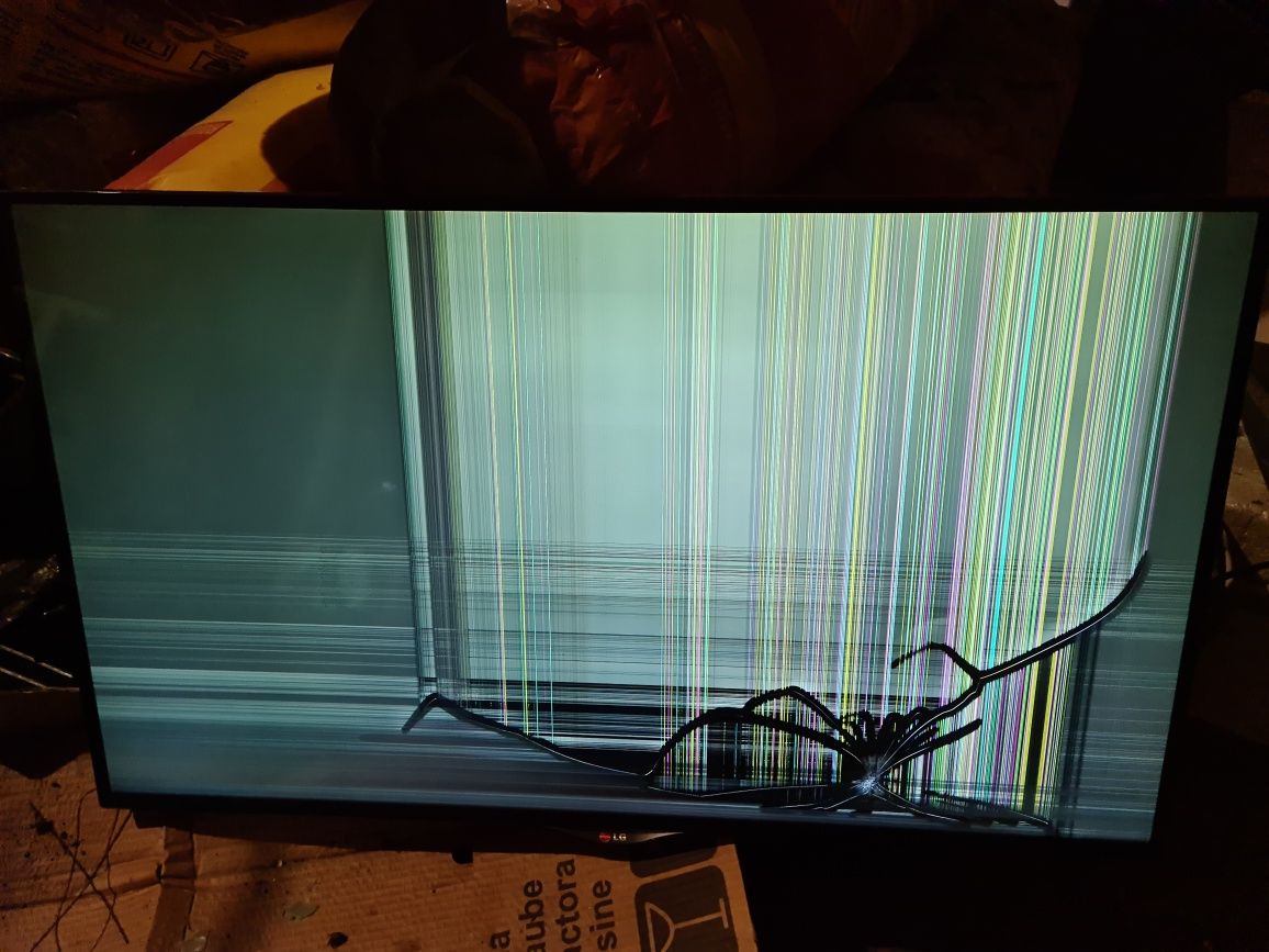 Vând TV LG cu display spart