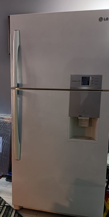 Frigider LG cu dozator de apa rece