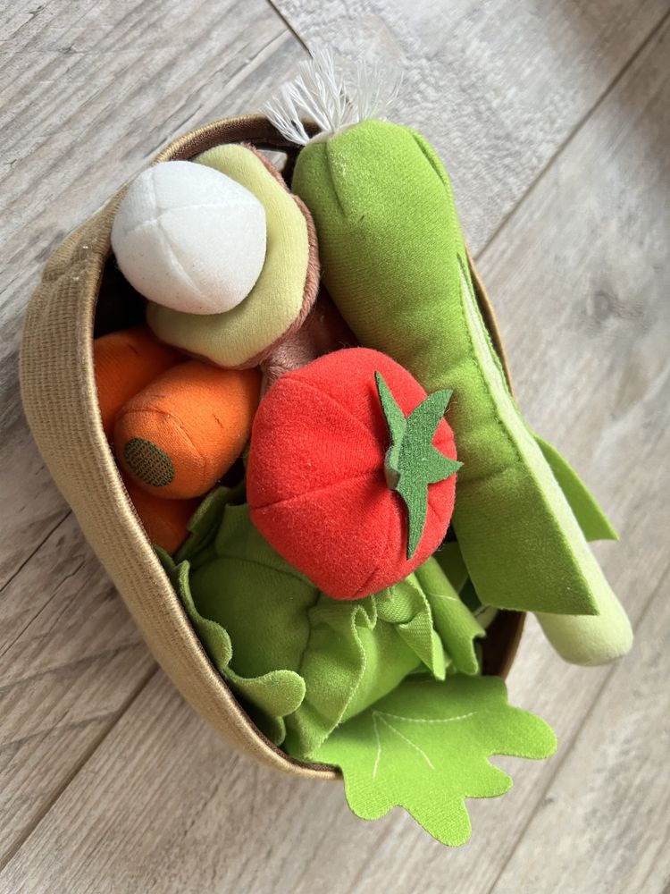 Плюшени плодове и зеленчуци в кошница от Икеа