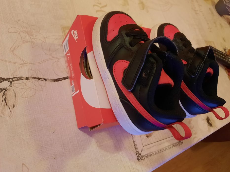 Продавам  кожени  маратонки  найк за момче 23.5 номер