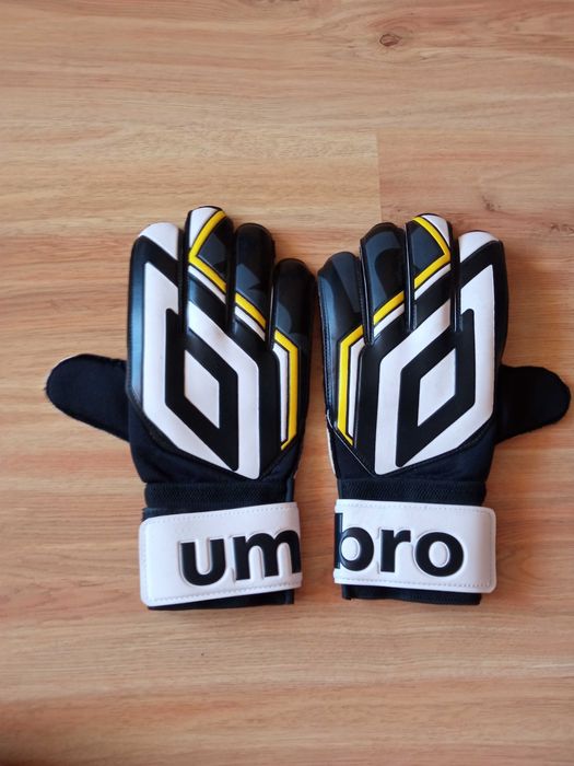 Вратарски ръкавици на Umbro.