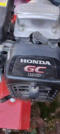 Motosapa cu motor Honda.
