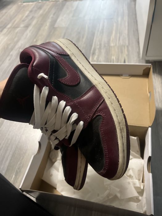 Обувки Jordan 1 бели с червено