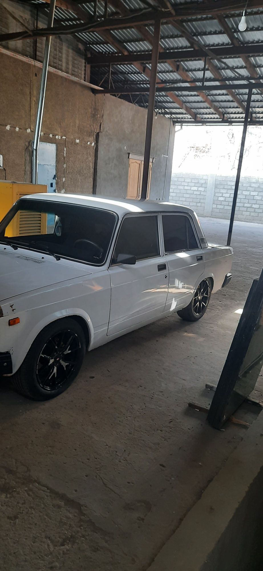 Lada 2107 sotiladi.