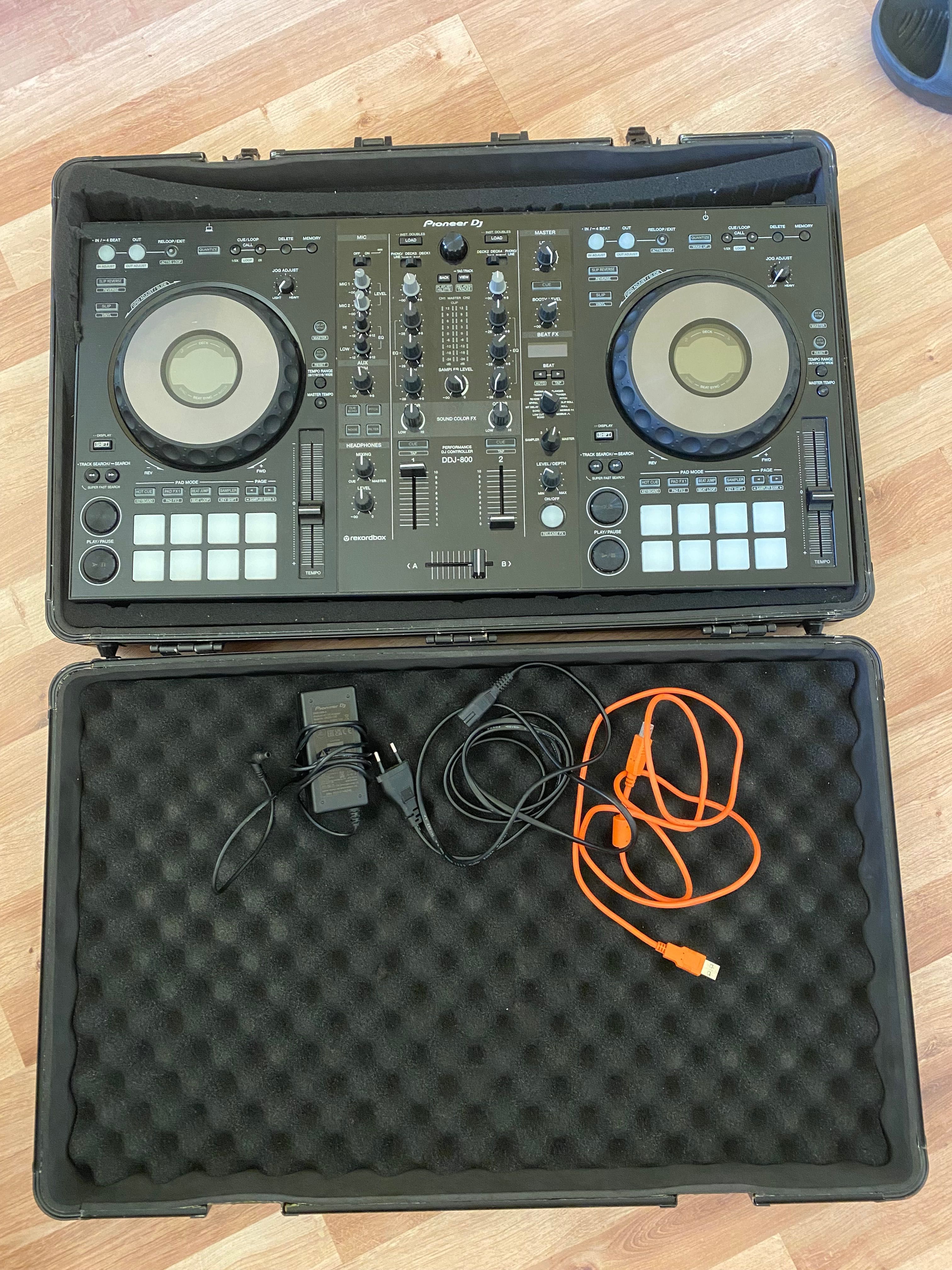 Pioneer DJ DDJ-800 + Magma case