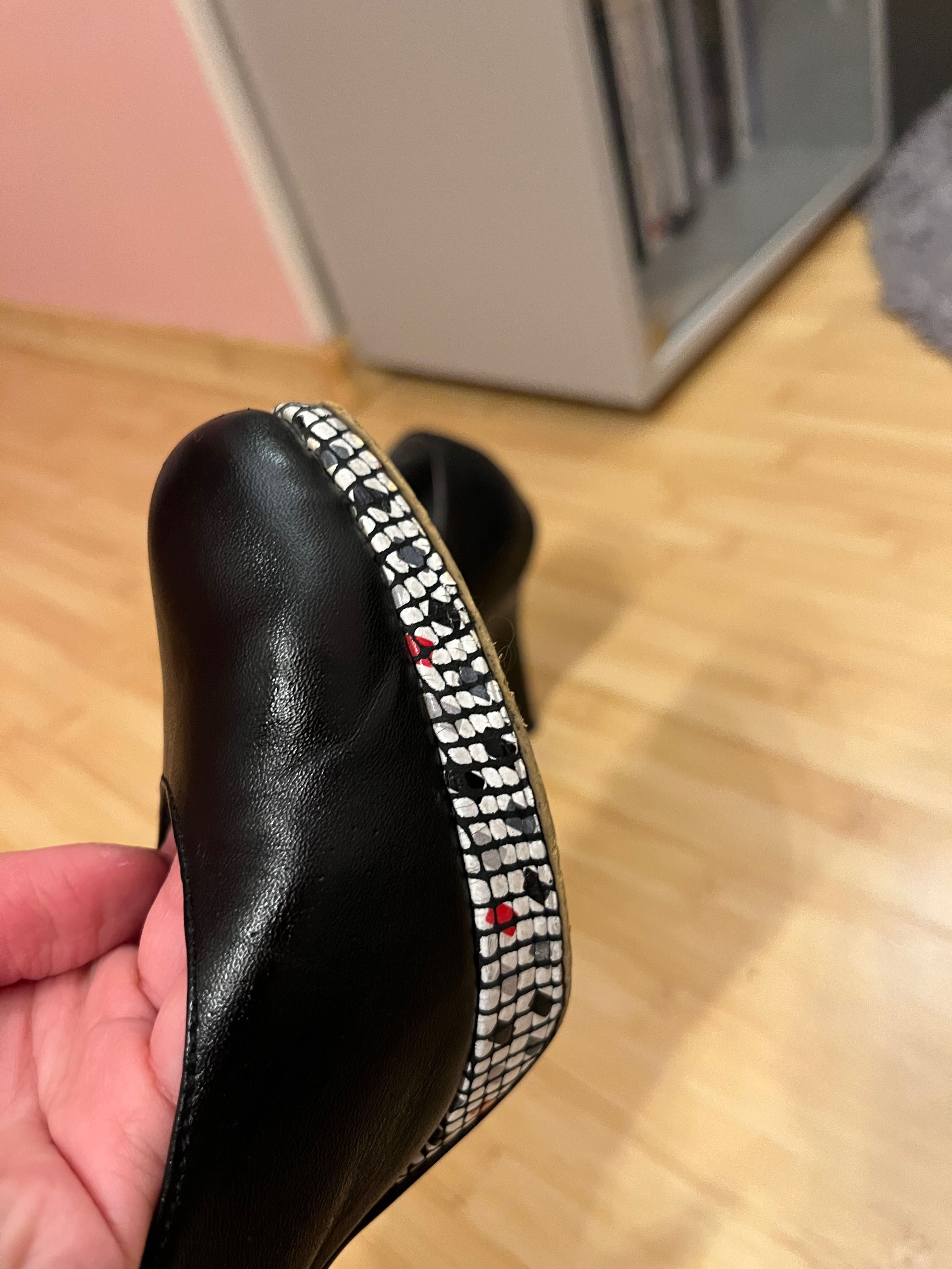 Черни кожени обувки на ток