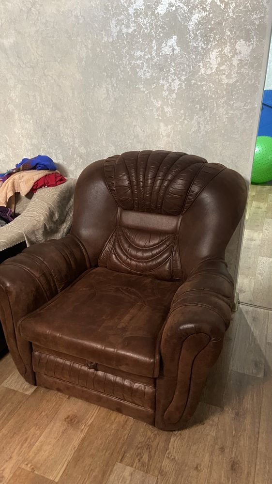 Продам угловой диван с креслом