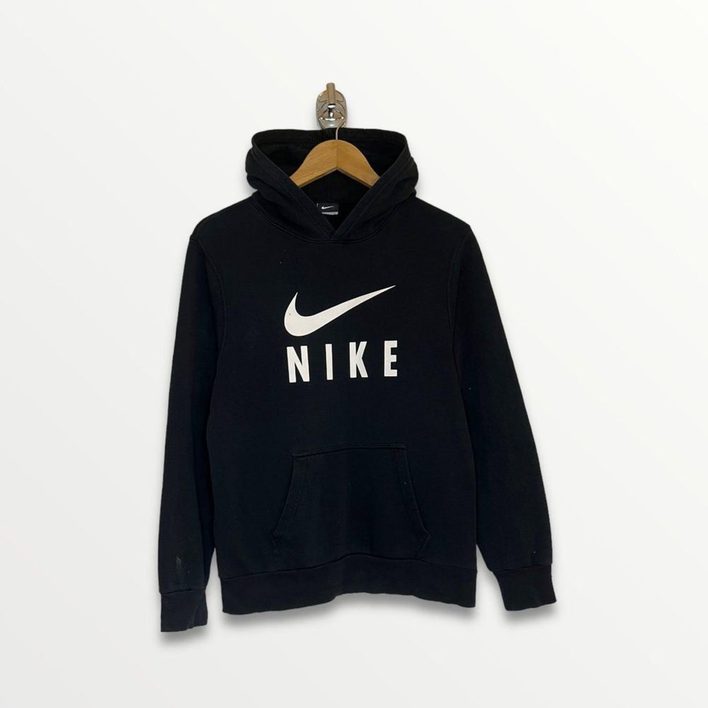 Продава суичър на Nike