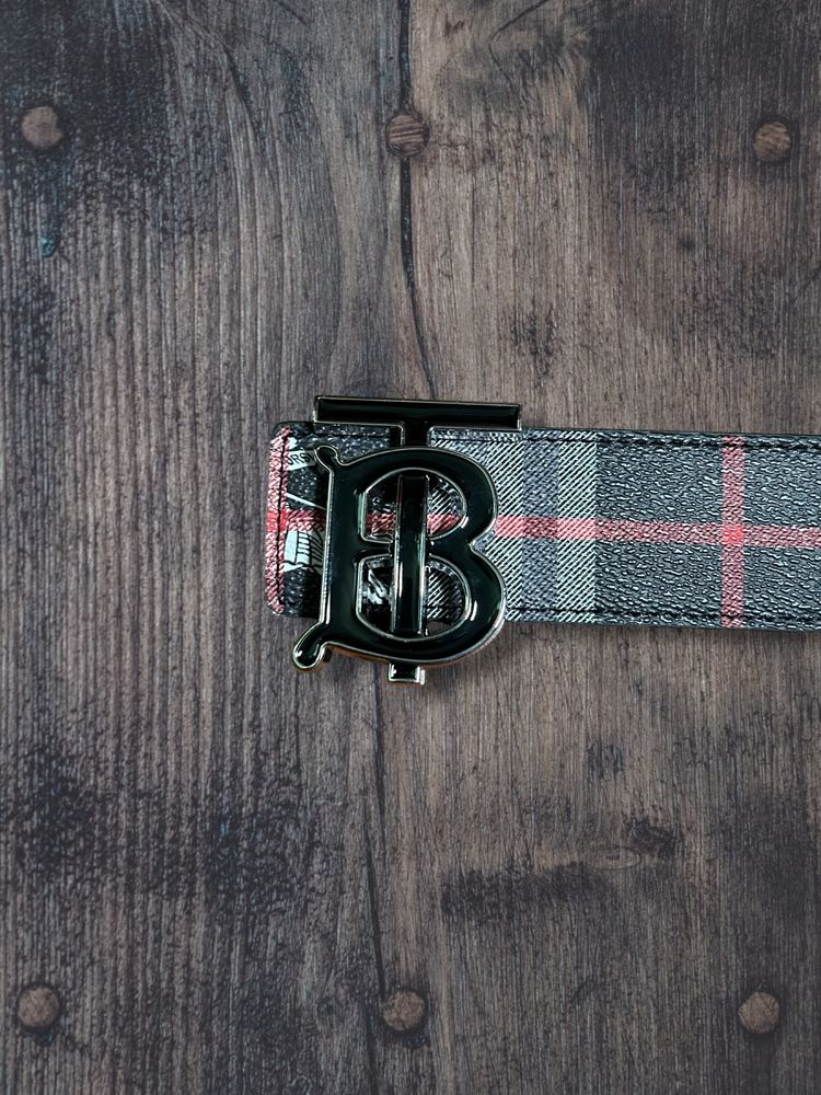 Curea Burberry Neagra