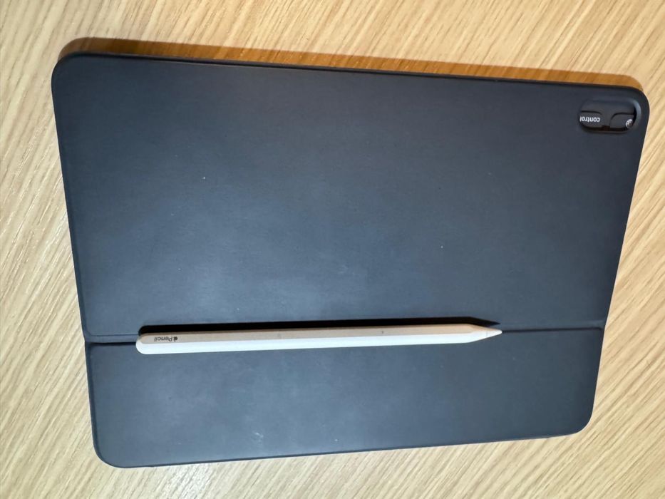 Husa ipad pro 11 inch ca noua+ apple pencill (2nd gen)