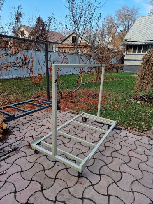 Тачка пирамида с колесами