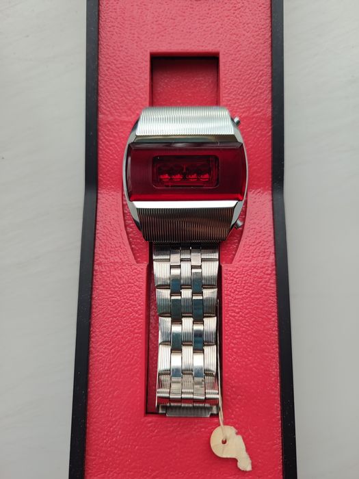 Часы СССР электронный  80 года  абсолютно новые   в своей упаковке