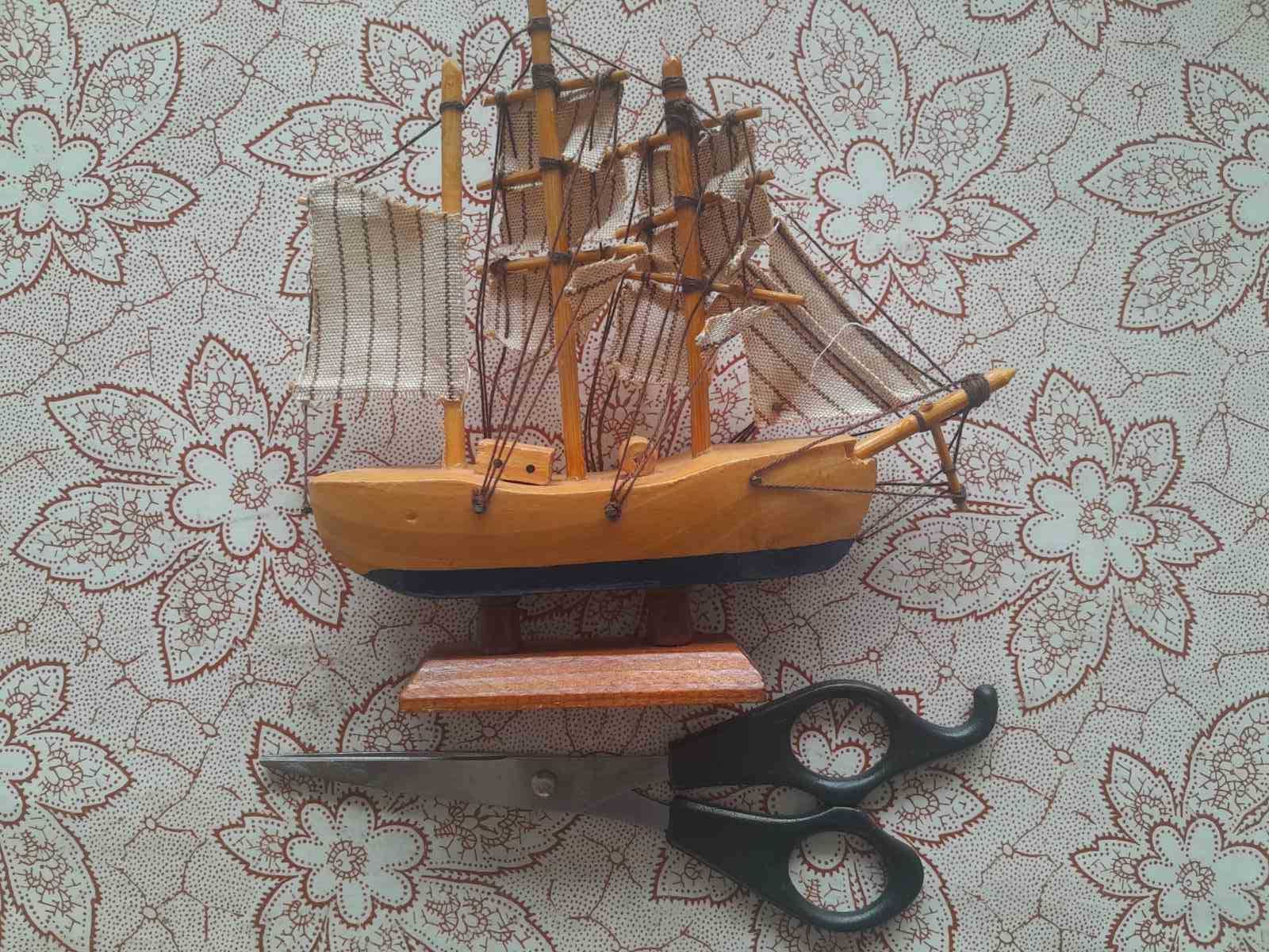красиво дървено корабче