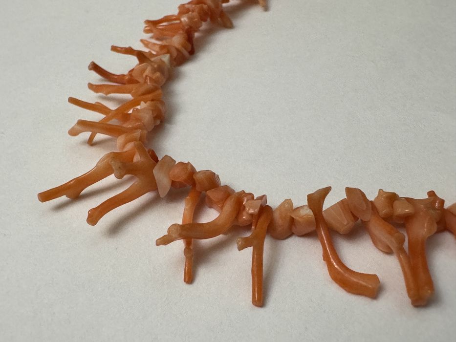Colier din coral natural.