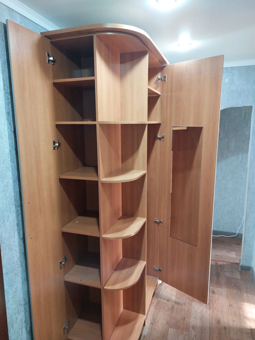 Продам шкаф в прихожую в хорошем состояние