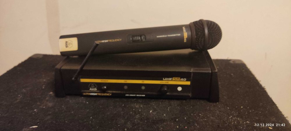 Продам проффесиональный беспроводной микрофон AKG WMS40.