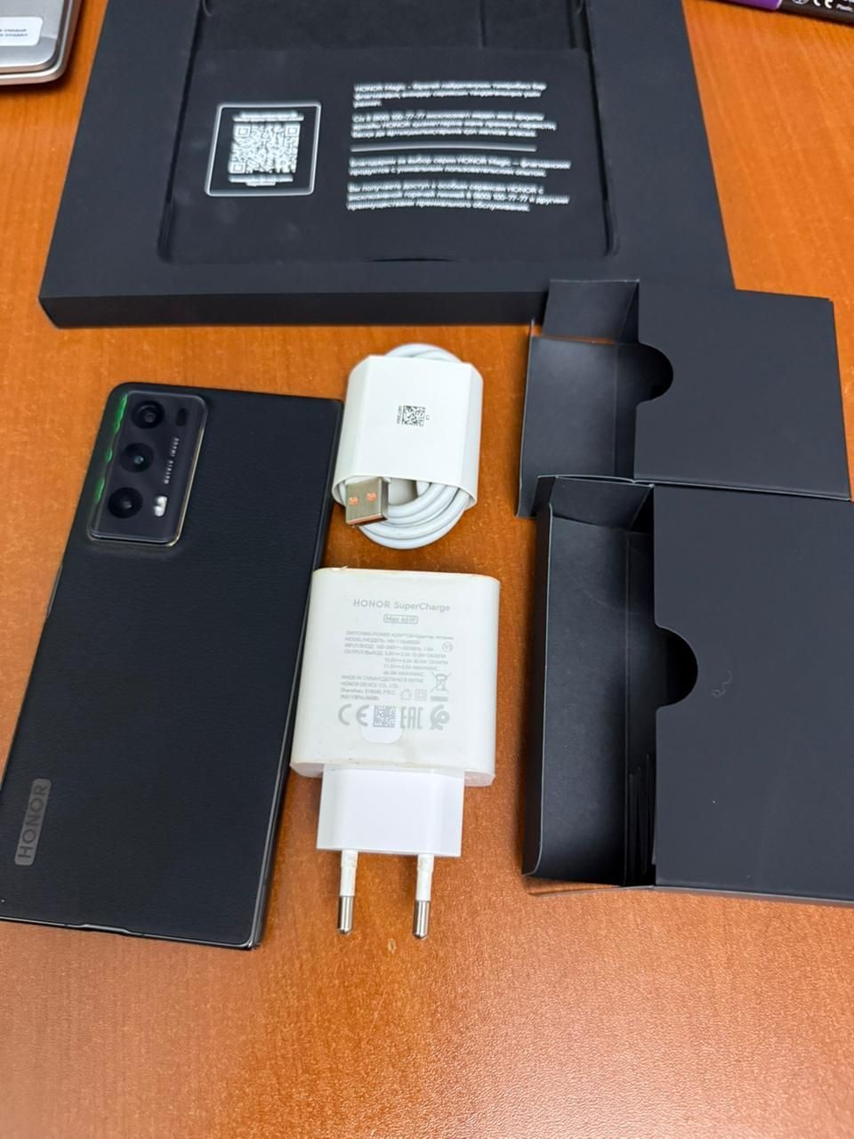 Продам смартфон Honor magic v2