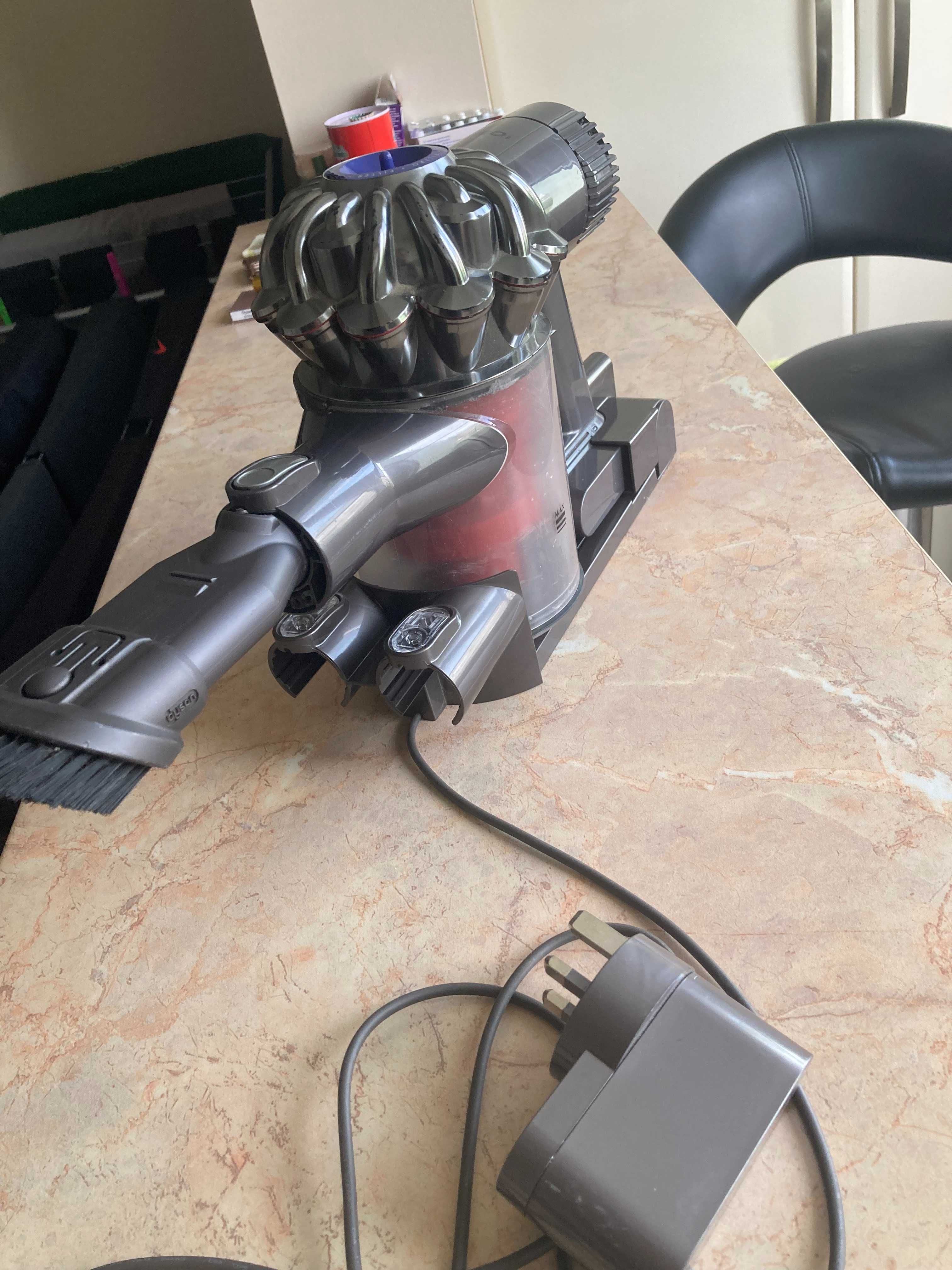 Акомулаторна прахосмукачка DYSON DC-61