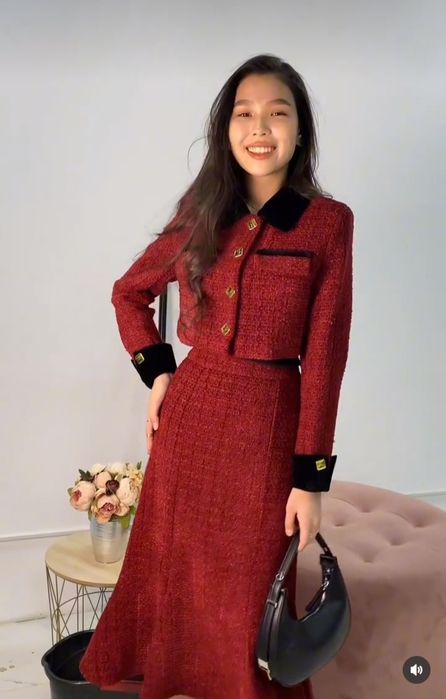 Продам элегантную  твидовую двойку