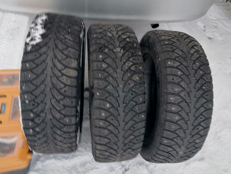 Продам зимнюю резину.